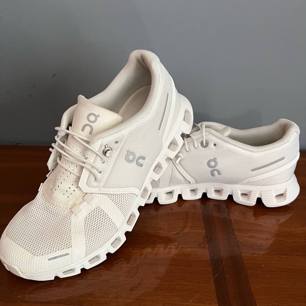 7.5 White On Cloud Womens Shoes